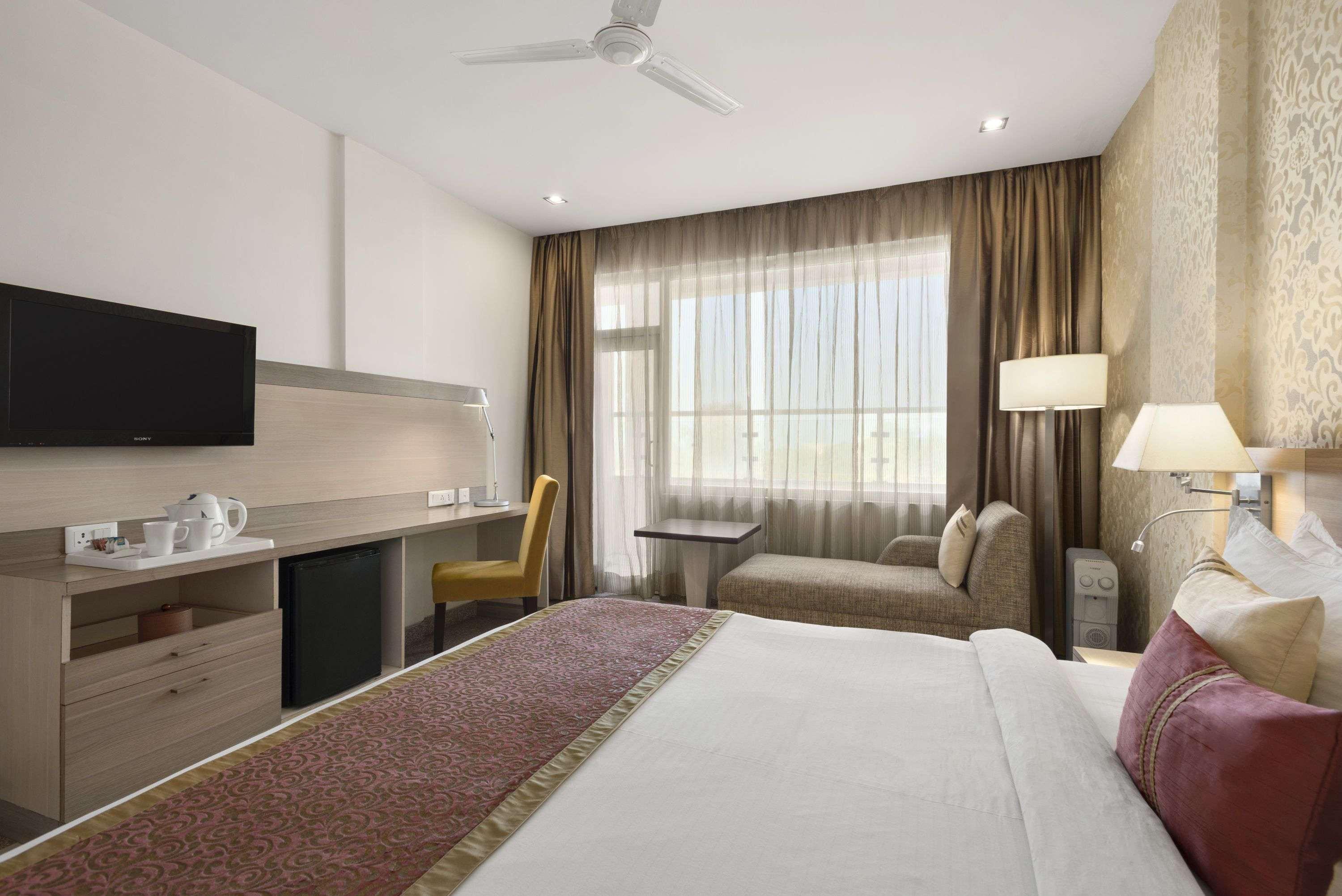 Days Hotel By Wyndham Neemrana Exteriér fotografie