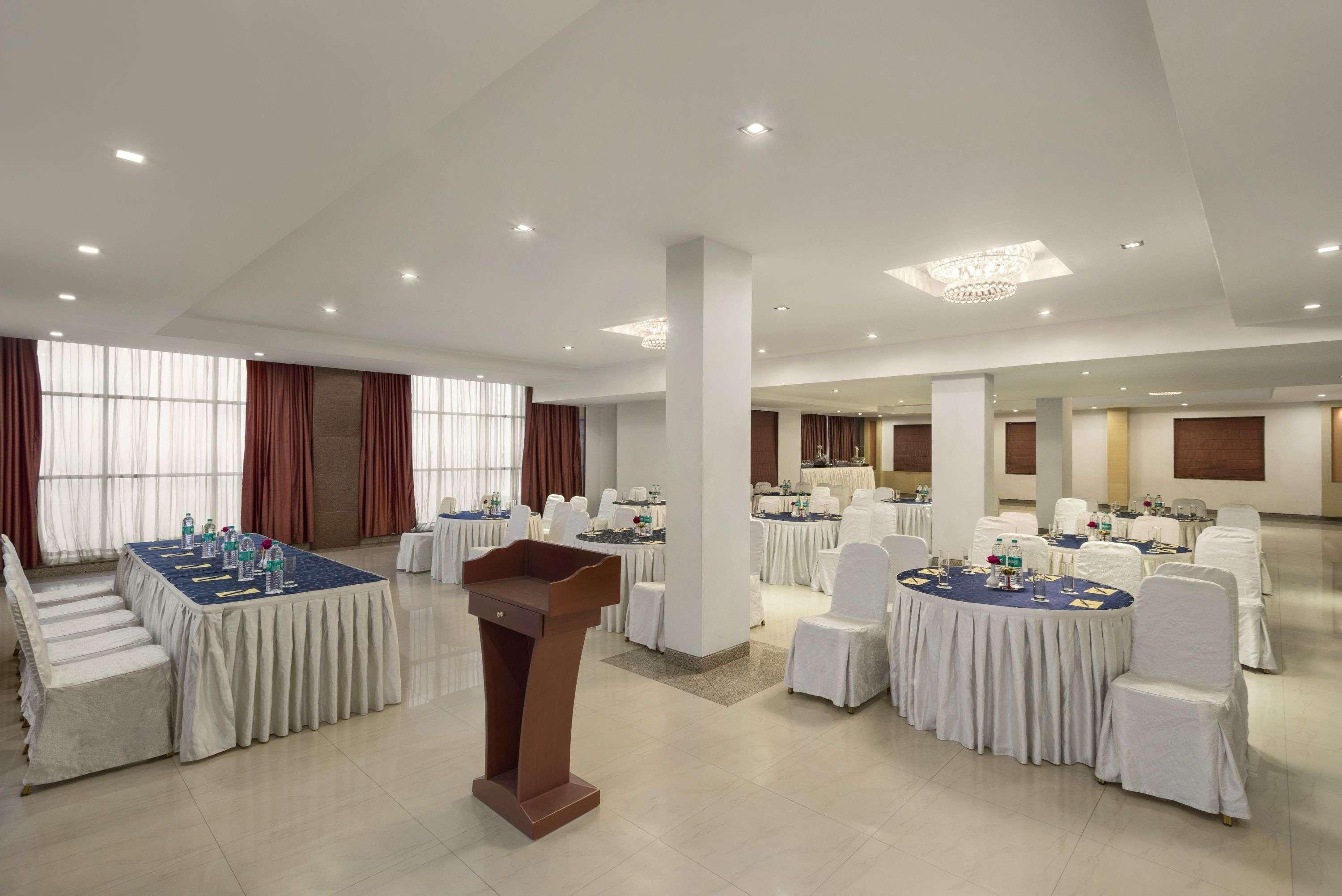 Days Hotel By Wyndham Neemrana Exteriér fotografie