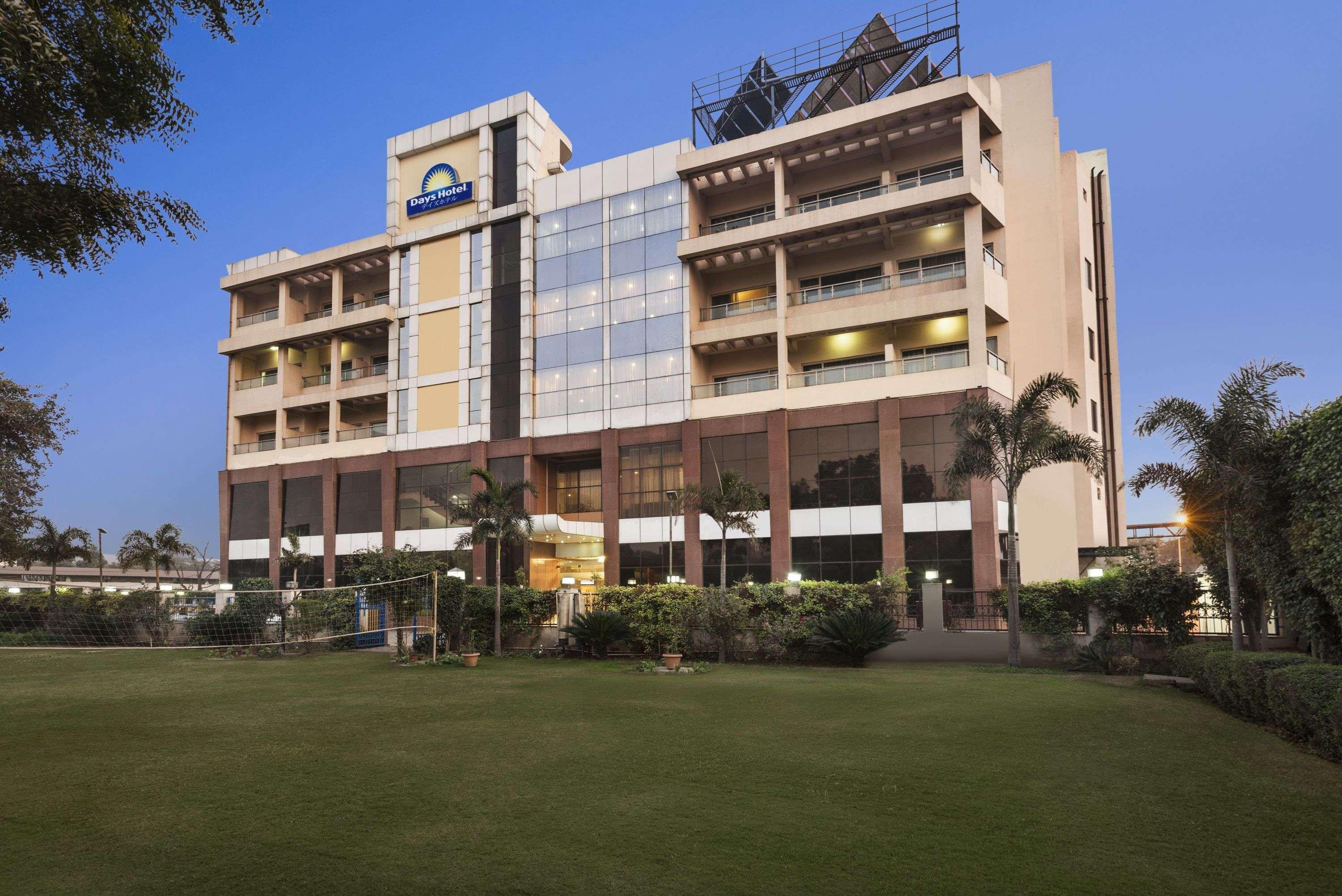 Days Hotel By Wyndham Neemrana Exteriér fotografie