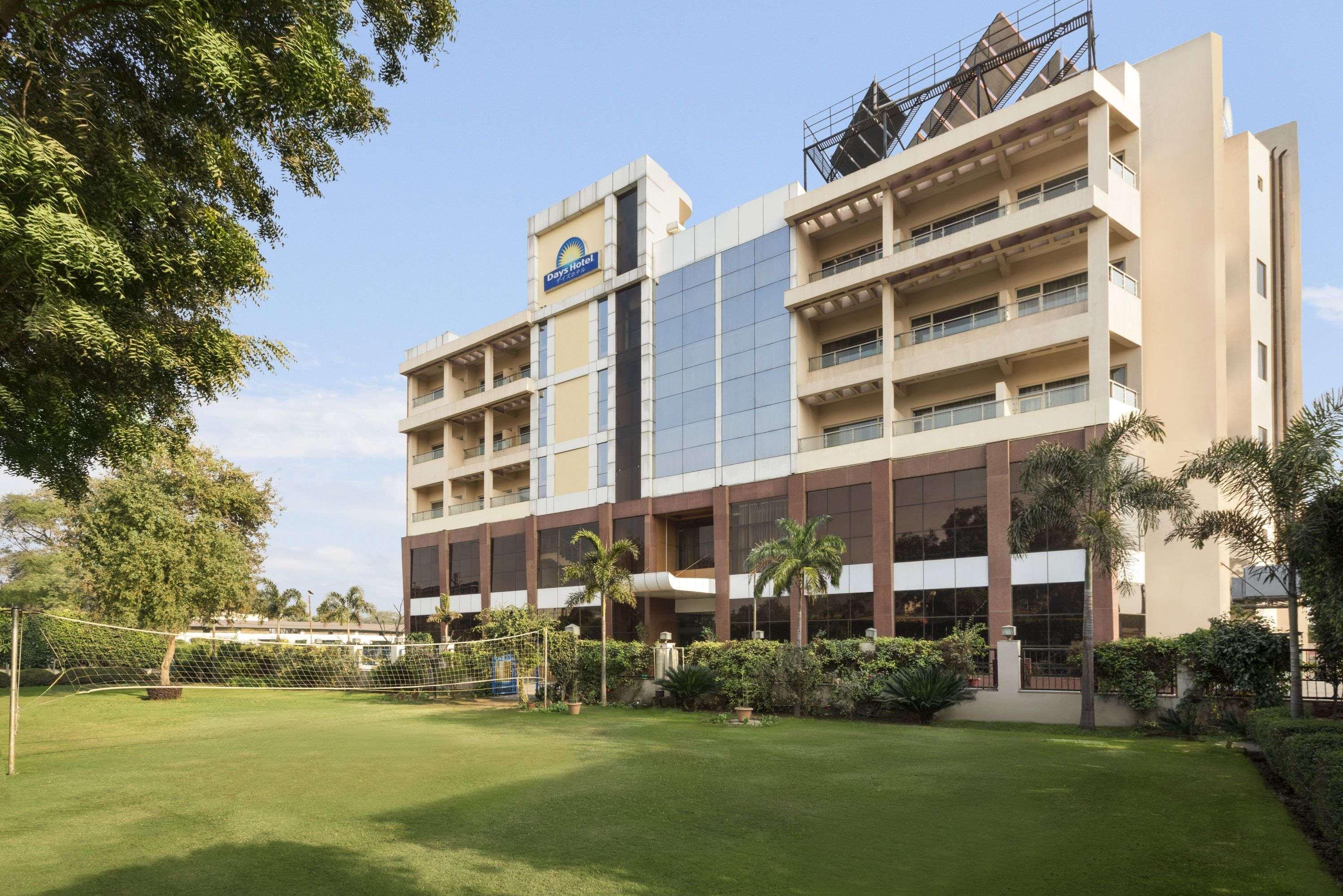 Days Hotel By Wyndham Neemrana Exteriér fotografie