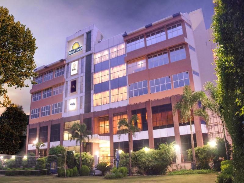 Days Hotel By Wyndham Neemrana Exteriér fotografie